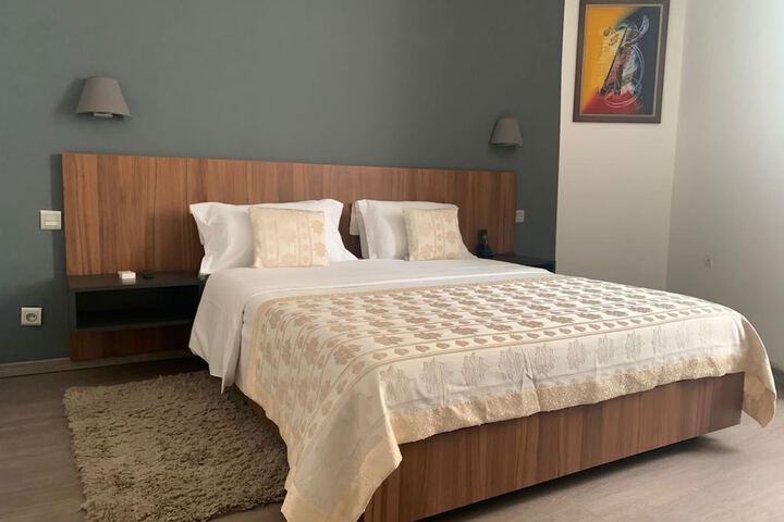Room 11 of 32