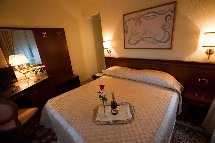 Room 15 of 77