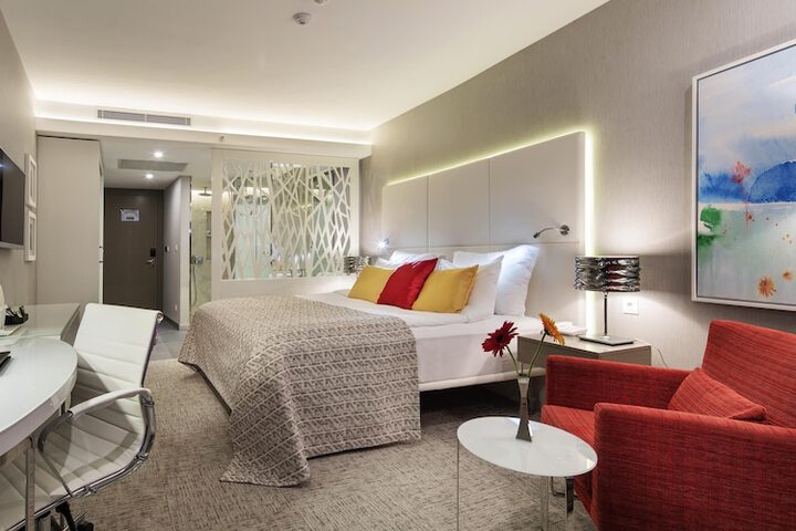 Room 40 of 303