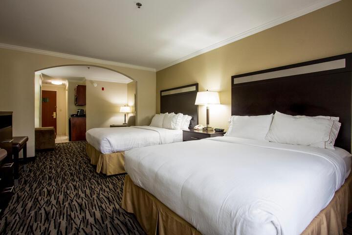 1 Queen Bed (2 of 5)
