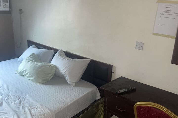 Room 3 of 7