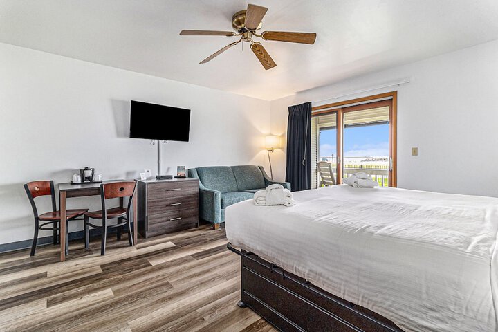 Classic King Bed Lake View Accessible (3 of 109)