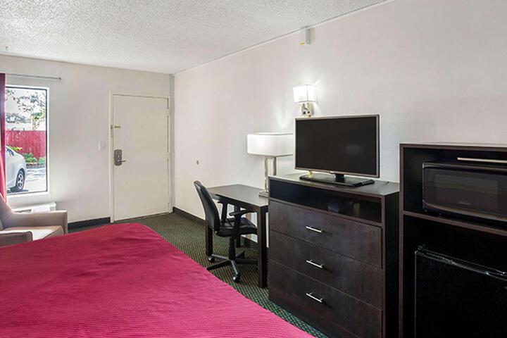1 King Bed (1 of 10)