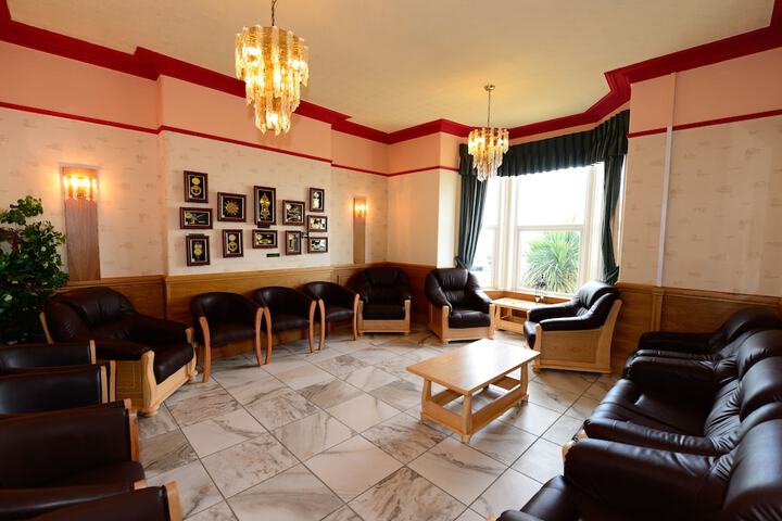 Lounge 47 of 49
