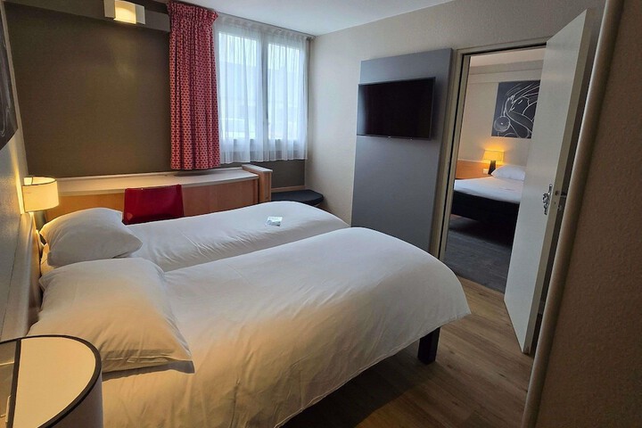 Room 28 of 82
