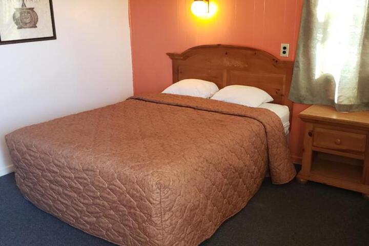 1 Queen Bed (8 of 11)