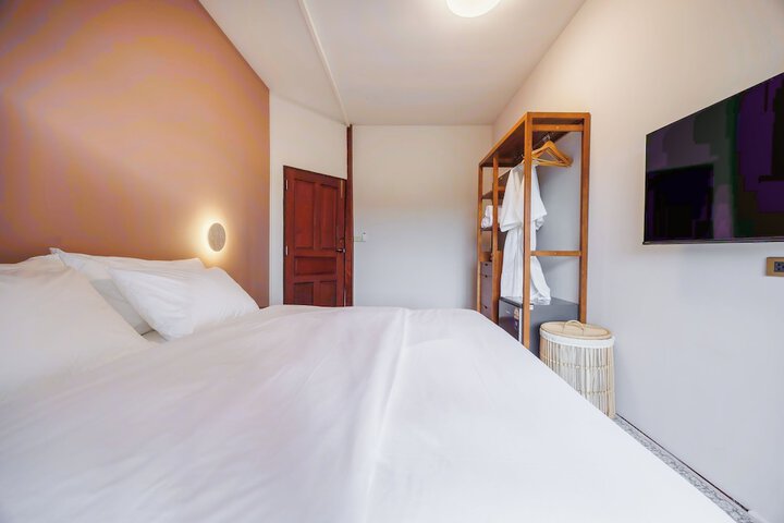 Room 16 of 38