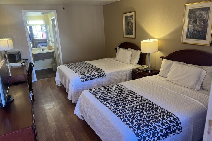 2 Queen Beds (11 of 12)