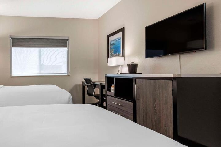 1 Queen Bed (4 of 12)