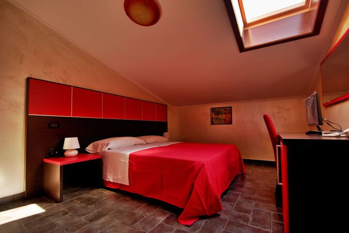 Room 5 of 18