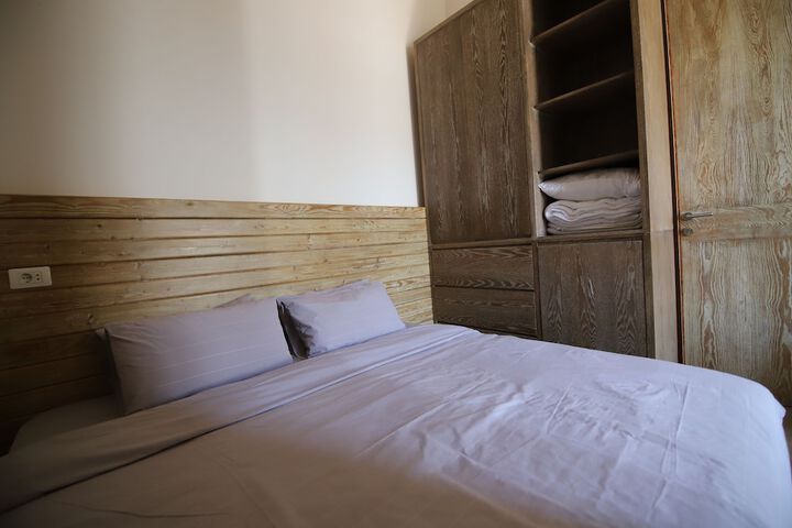 Room 4 of 102