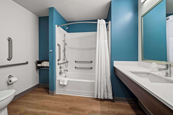 1 Queen Bed (3 of 13)