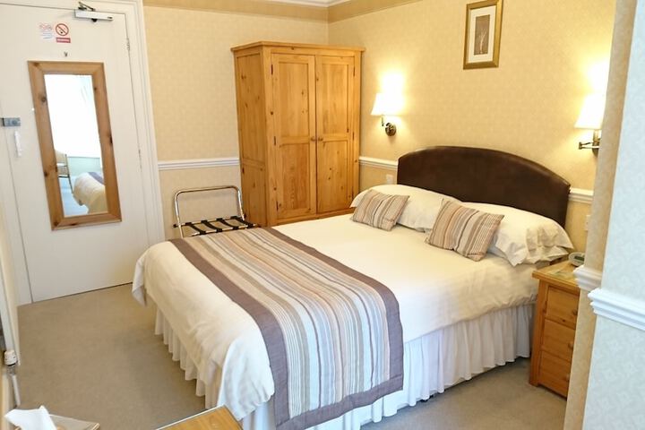 Room 16 of 116