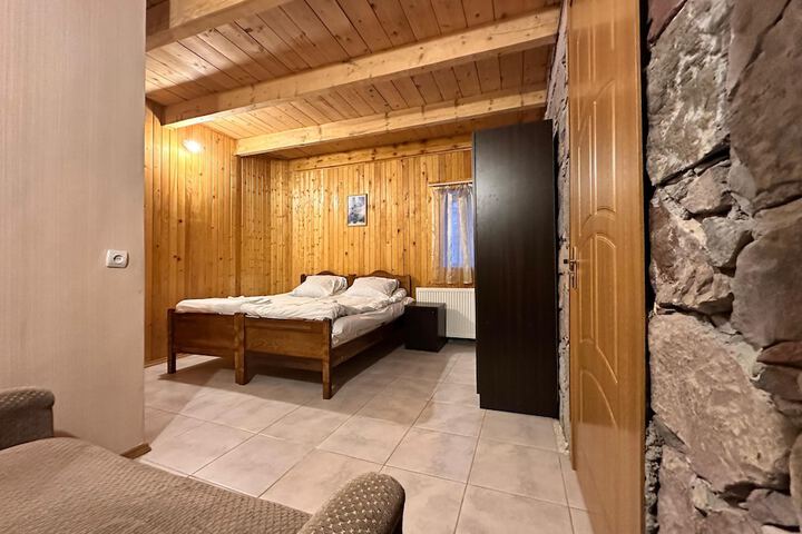 Room 10 of 32