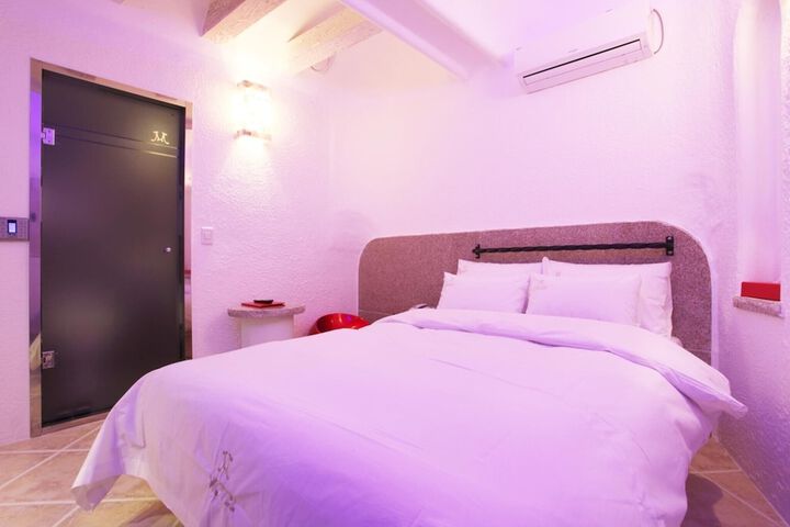 Room 50 of 61