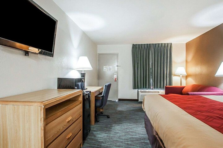 1 King Bed (1 of 10)