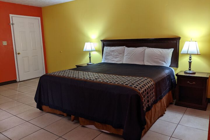 1 King Bed (7 of 8)