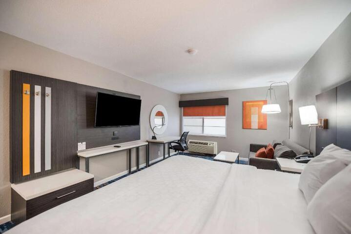 Double Accessible King Size Bed (2 of 12)
