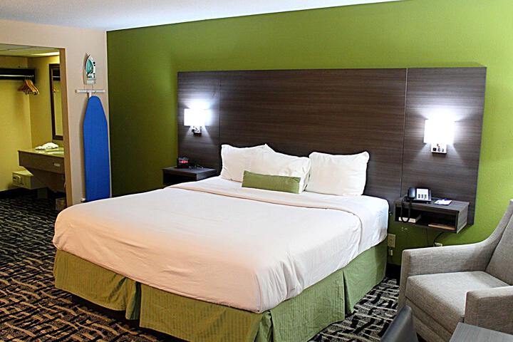 1 King Bed (1 of 16)