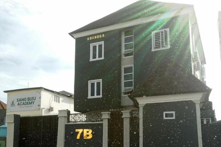 Momak 8 Hotel Adenuga House
