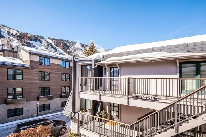 Exterior of Chateau Dumont Unit 11