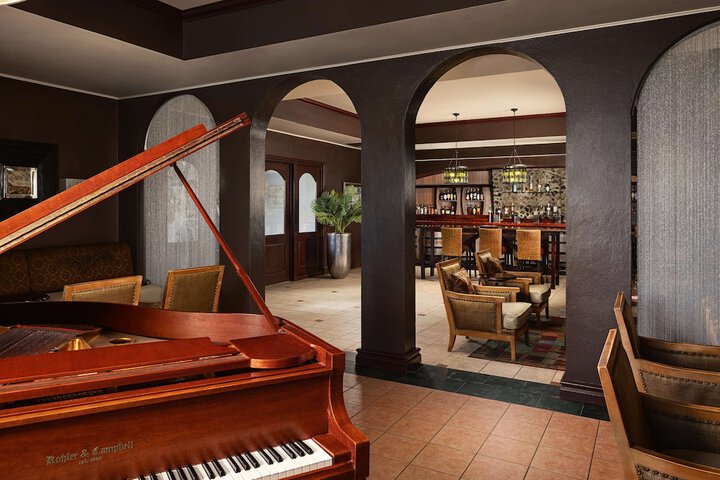 Lounge 82 of 104
