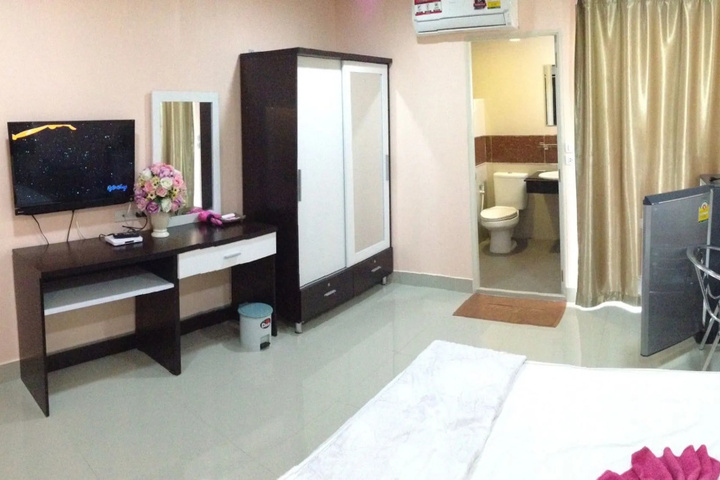 Room 8 of 10