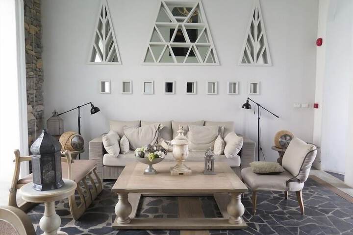 Entrance & Lobby