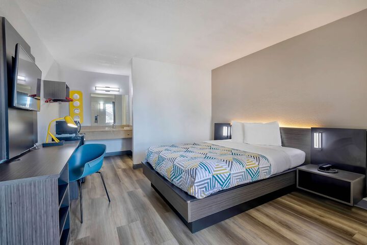 Deluxe Queen Bed (4 of 7)