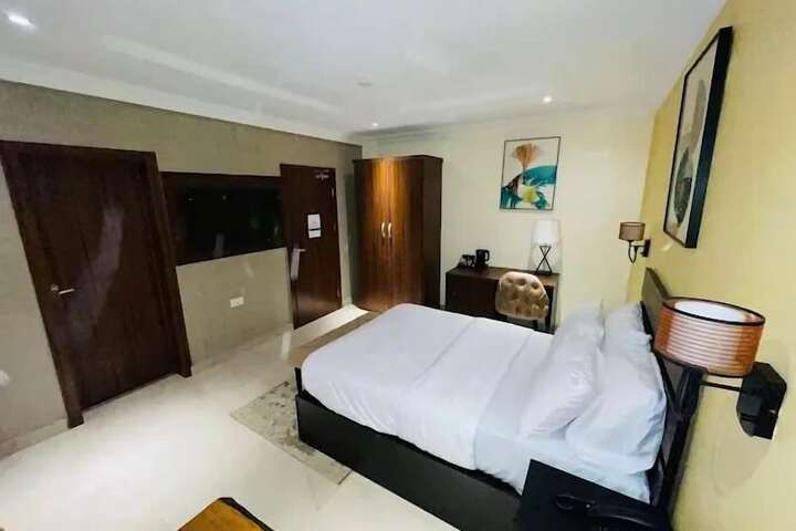 Room 9 of 25