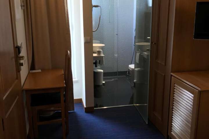 Room 19 of 48