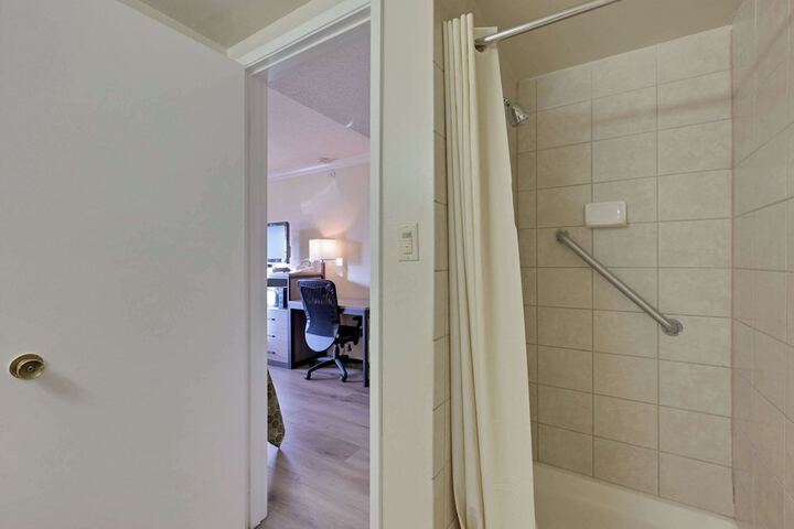 1 Queen Bed (14 of 24)