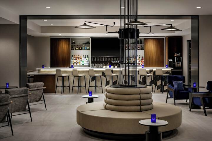 Lounge 16 of 25
