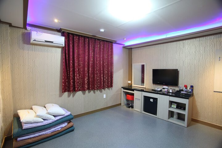 Room 4 of 14