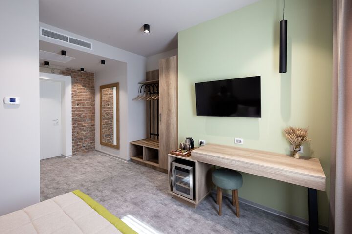 Room 8 of 27