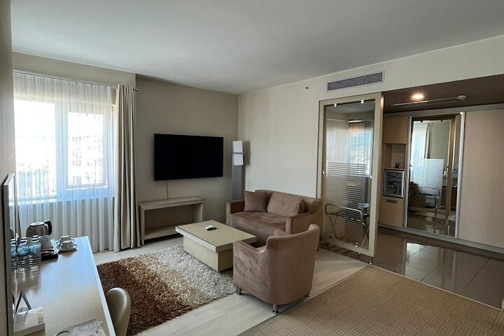 Room 6 of 11