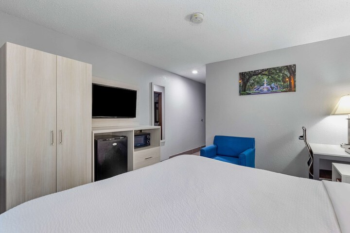 1 King Bed Deluxe Room (2 of 10)