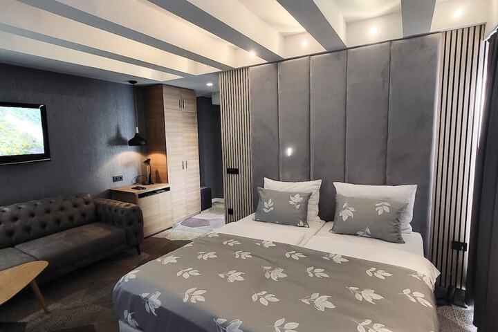 Room 32 of 46