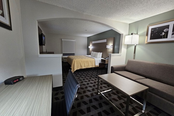 1 King Bed (8 of 36)
