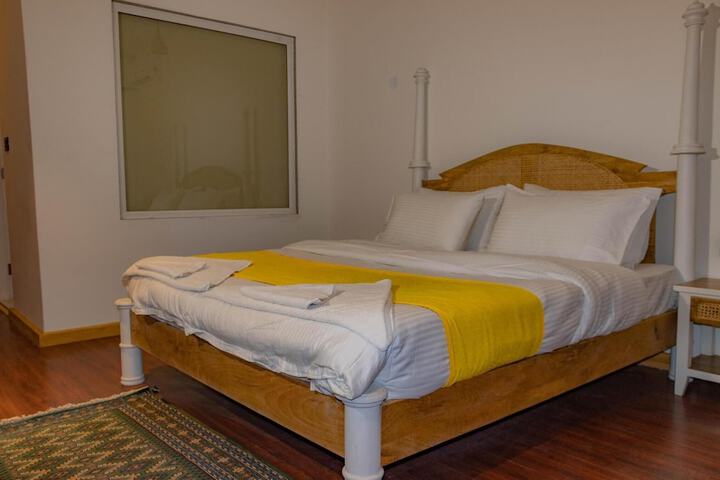 Room 8 of 16