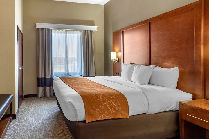 Suite King Bed Accessible (21 of 22)