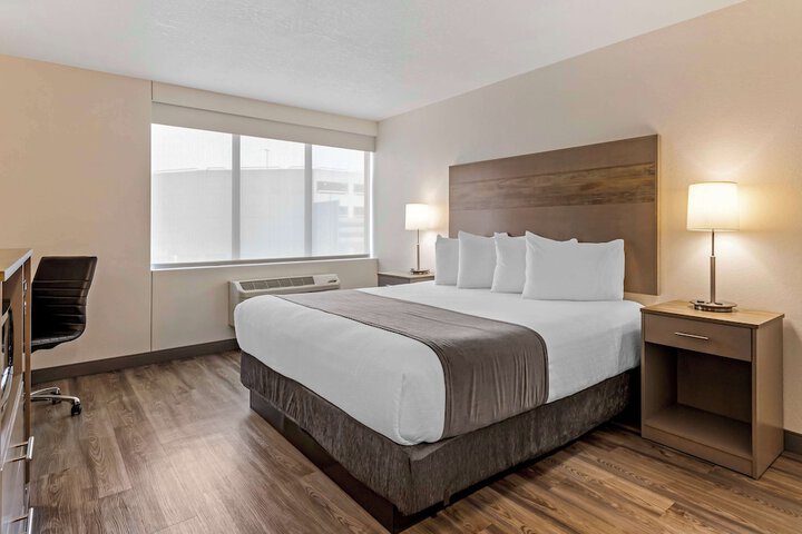 1 King Bed Pillow Microfridge Full Breakfast (4 of 12)
