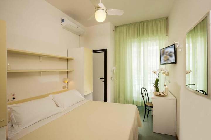 Room 5 of 12