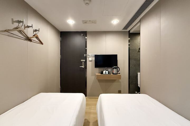 Room 9 of 19