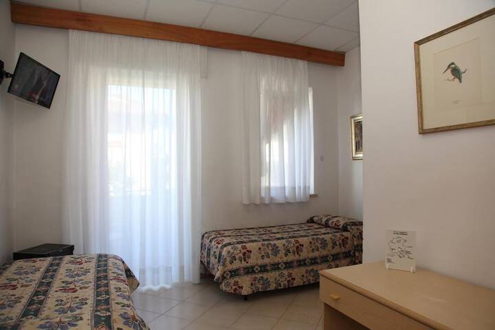 Room 13 of 37