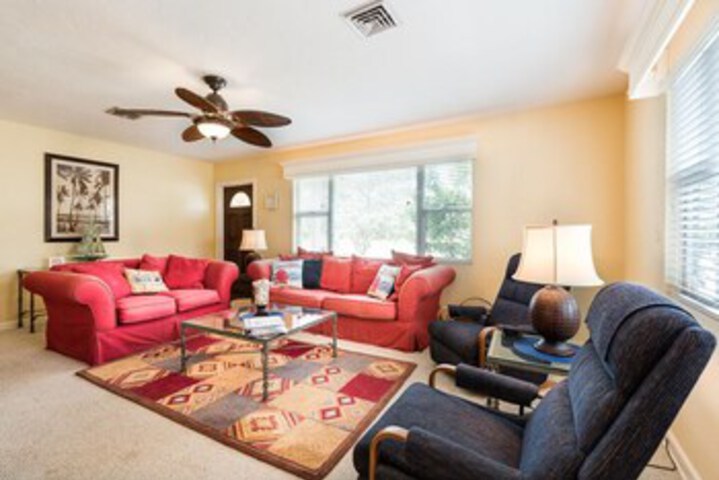 Poco Place 2 Bedrooms, Wifi, 2 Blocks to Beach, Sleeps 6