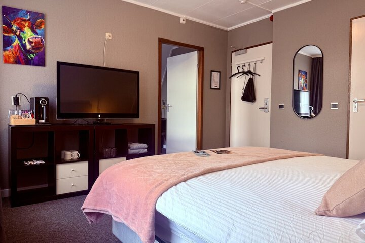 Room 4 of 8
