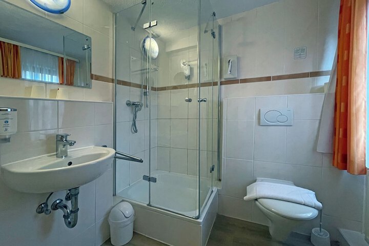 Room 70 of 96