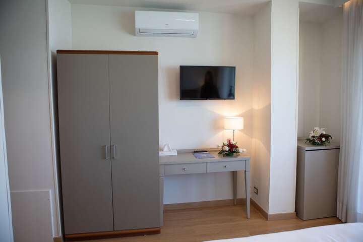 Room 10 of 37