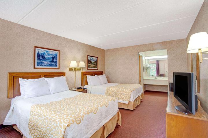 2 Queen Beds (2 of 6)